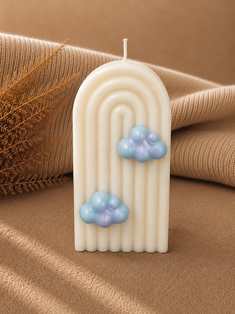 Vela decorativa en forma de arociris con nubes azules con fondo neutro