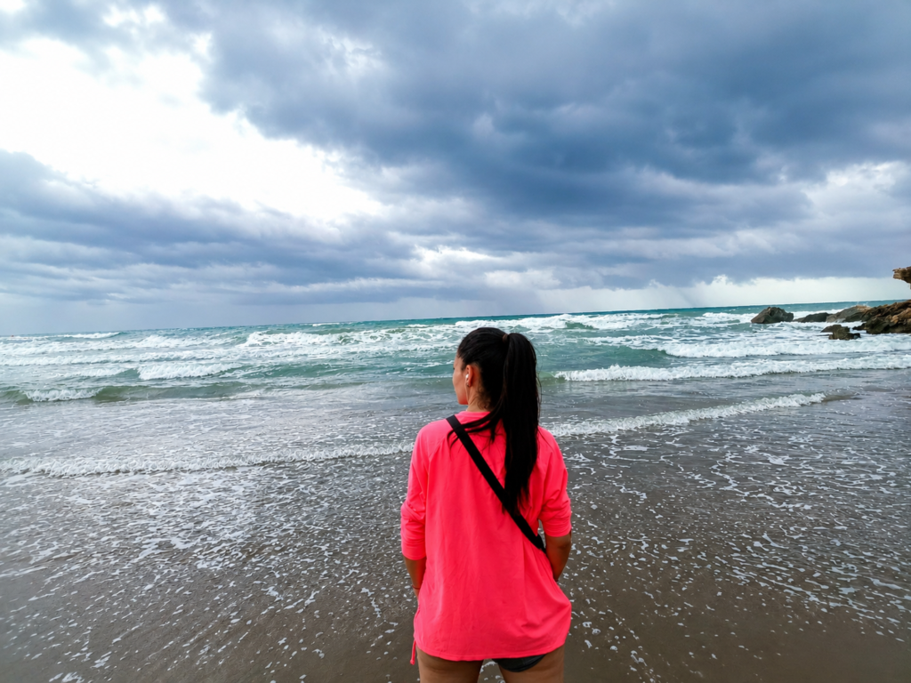 Foto de la fundadora mirando al mar que representa la marca