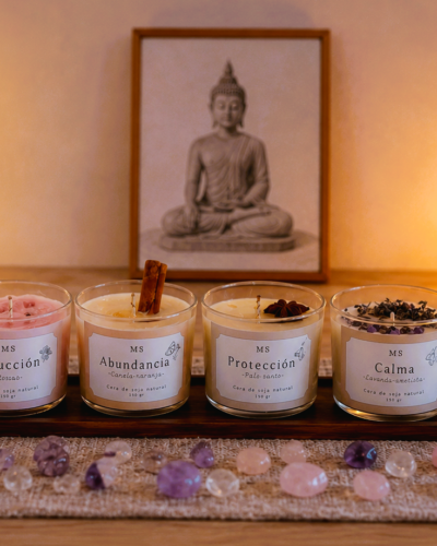 cuatro velas aromáticas intencionadas con fondo cálido y zen
