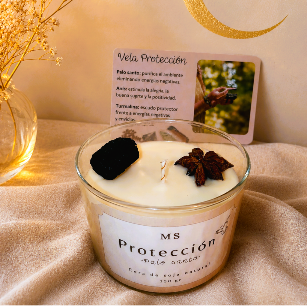 vela intencionada protección con aroma de palo santo sobre fondo cálido