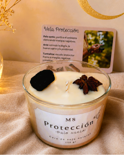 vela intencionada protección con aroma de palo santo sobre fondo cálido