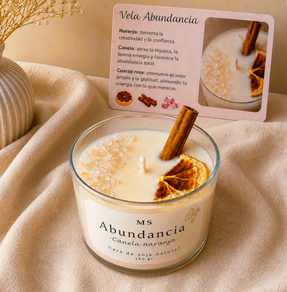 vela intencionada de abundancia con aroma a canela y naranja sobre fondo cálido