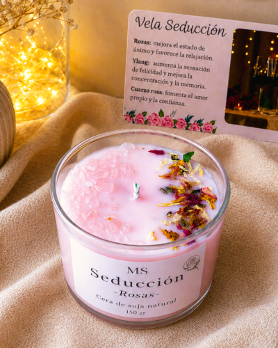 vela intencionada seducción con aroma a rosas y fresas con fondo cálido