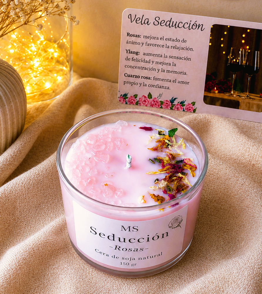 vela intencionada seducción con aroma a rosas y fresas con fondo cálido