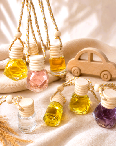 Ambientadores de coche con fondo cálido y coche de madera