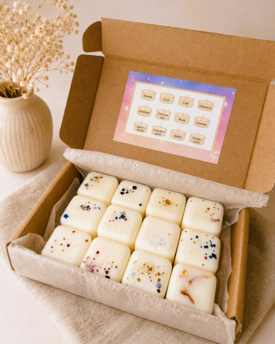 Bombones de cera en caja de cartón con fondo elegante