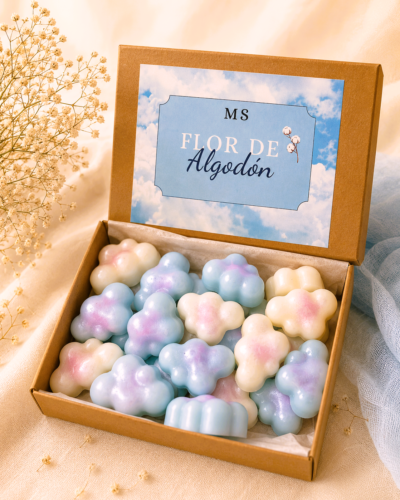 Bombones de cera en forma de nubes de colores azul y blanco en caja de cartón
