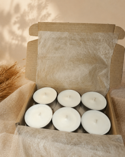 velas de té en caja de cartón con fondo beige