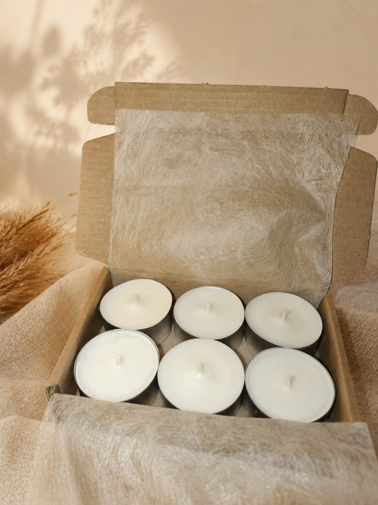 velas de té en caja de cartón con fondo beige