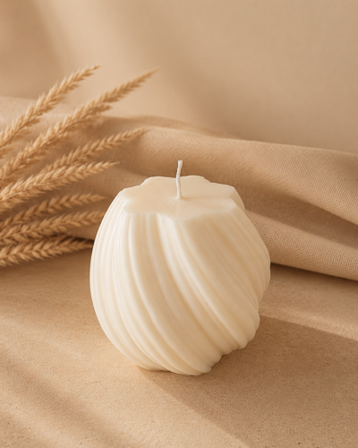 Vela decorativa en forma de dunas con fondo neutro