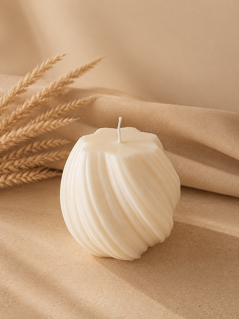 Vela decorativa en forma de dunas con fondo neutro
