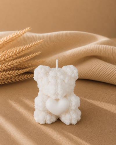 vela decorativa en forma de oso con corazon con fondo neutro