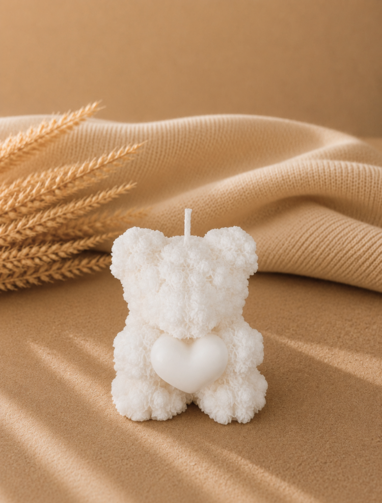 vela decorativa en forma de oso con corazon con fondo neutro