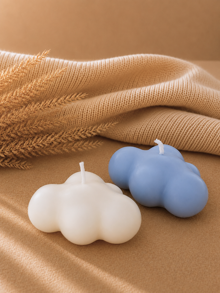 Velas decorativas en forma de nuebes clanca y azul con fondo neutro