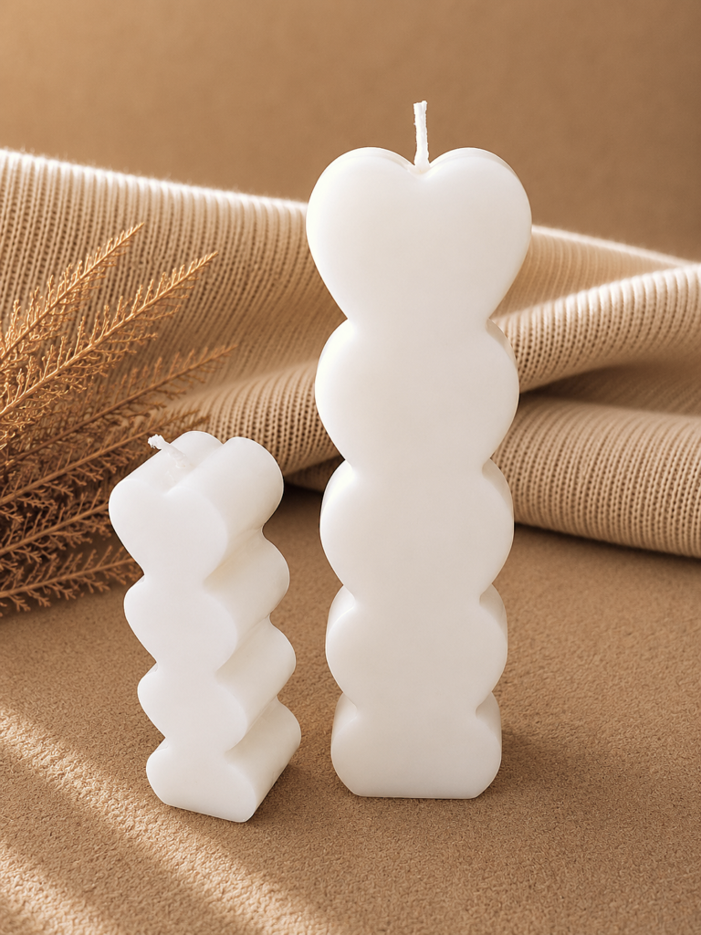 vela decorativa en forma de columna de corazones con fondo neutro