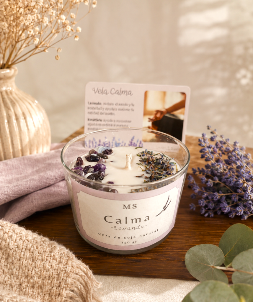 Vela Calma con aroma a lavanda y manzanilla decorada con minerales y flores de lavanda con fondo en tonos beiges