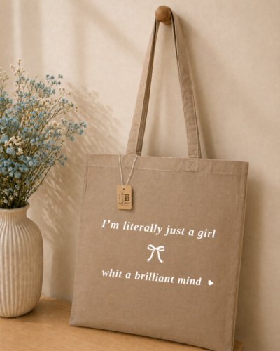Tote bag de algodón con frase sobre fondo neutro