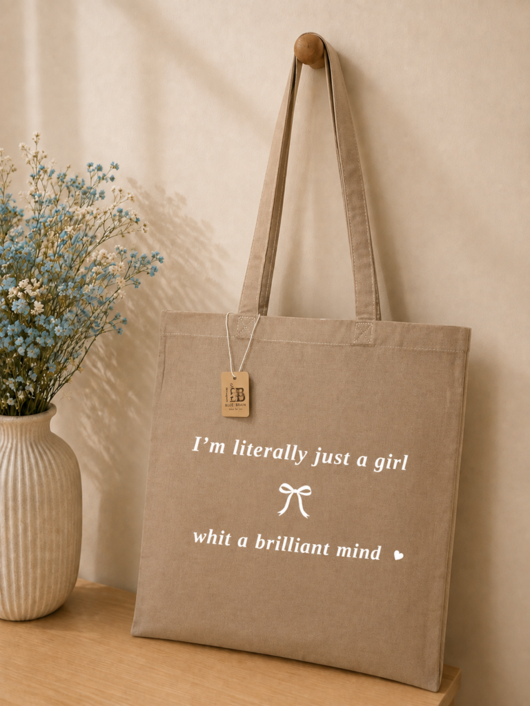 Tote bag de algodón con frase sobre fondo neutro