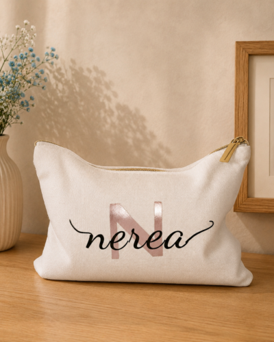 neceser personalizado con nombre con cremallera dorada y fondo neutro