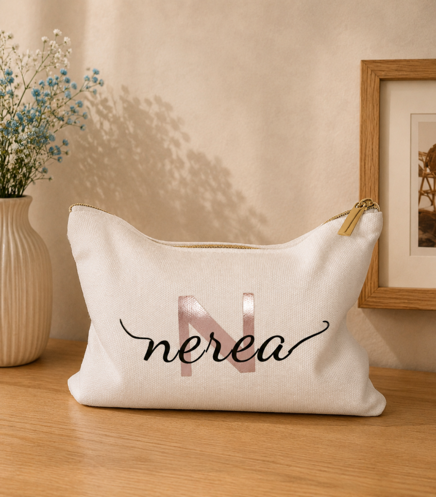 neceser personalizado con nombre con cremallera dorada y fondo neutro