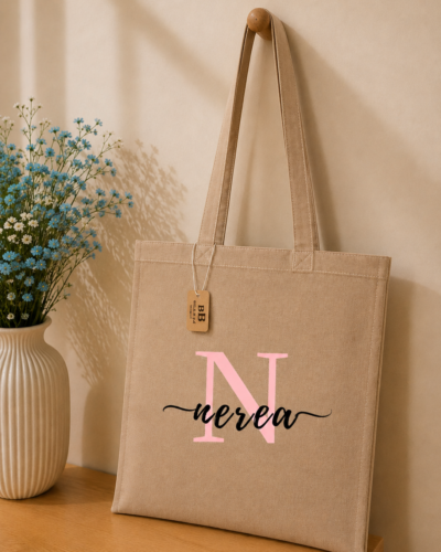 Tote bag de algodón con frase sobre fondo neutro