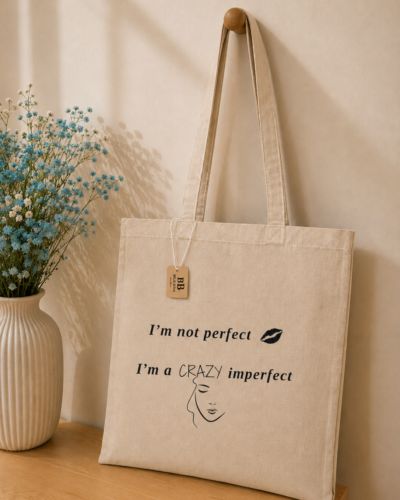 Tote bag de algodón con frase sobre fondo neutro