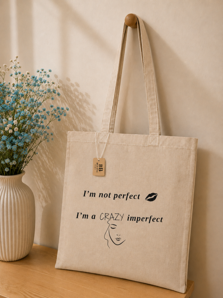 Tote bag de algodón con frase sobre fondo neutro