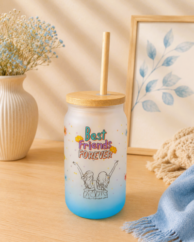 vaso de cristal con diseño , tapa y pajita de bambú con fondo neutro
