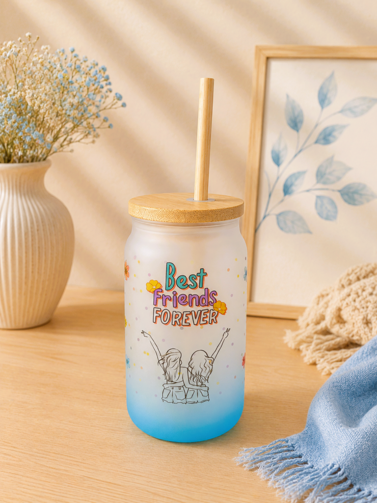 vaso de cristal con diseño , tapa y pajita de bambú con fondo neutro