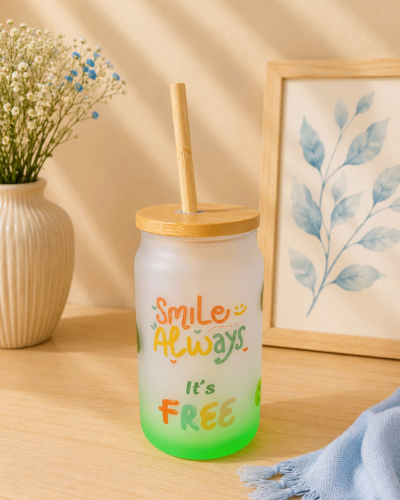 vaso de cristal con diseño , tapa y pajita de bambú con fondo neutro