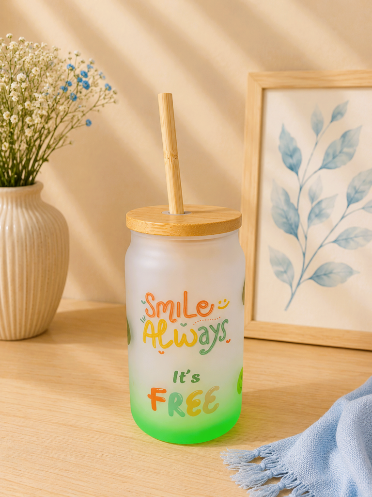 vaso de cristal con diseño , tapa y pajita de bambú con fondo neutro