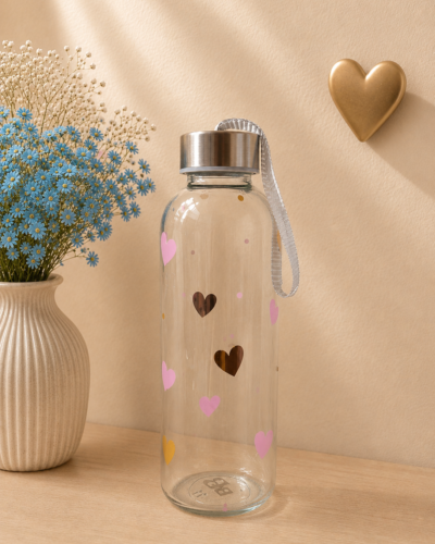 Botella de vidrio con vinilo de corazones y fondo neutro