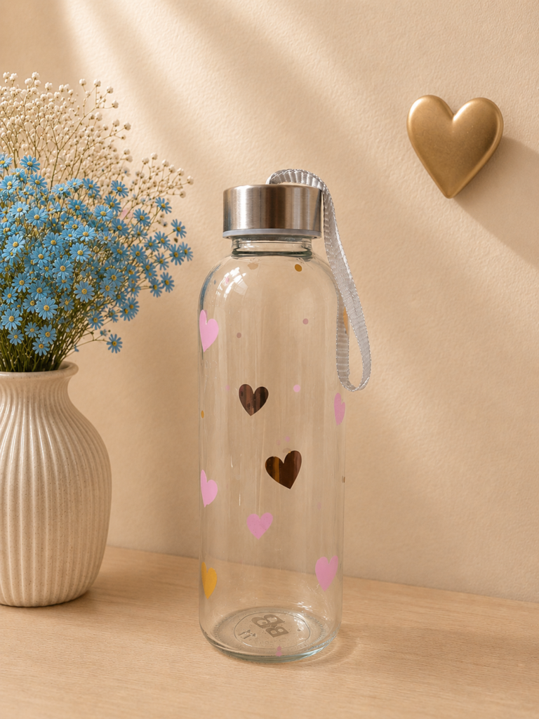 Botella de vidrio con vinilo de corazones y fondo neutro