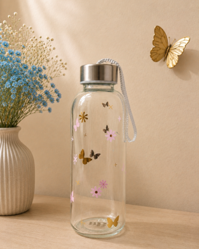 Botella con diseño de mariposas con fondo neutro