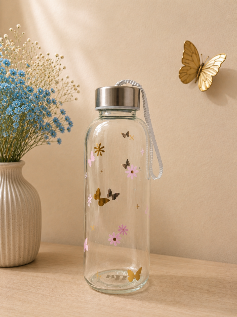Botella con diseño de mariposas con fondo neutro