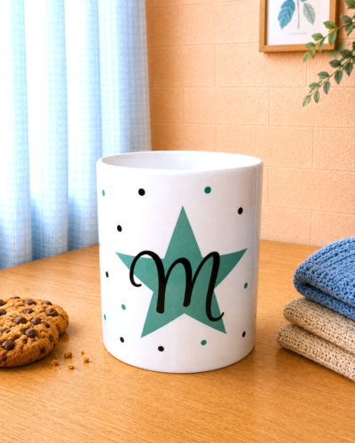taza con inicial y lunares con fondo neutro