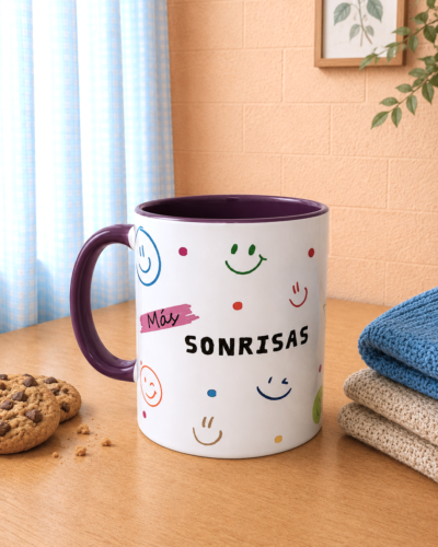 taza con caras sonrientes y fondo neutro