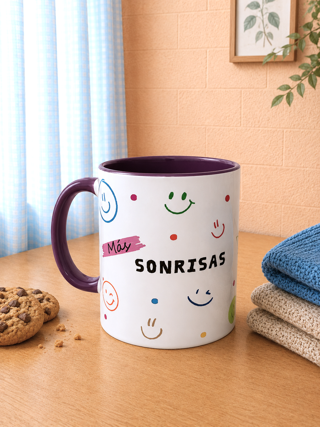 taza con caras sonrientes y fondo neutro