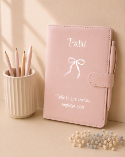 journal rosa empolvado con lazo y personalizacion con fondo neutro