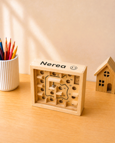 laberinto de madera personalizado con fondo neutro