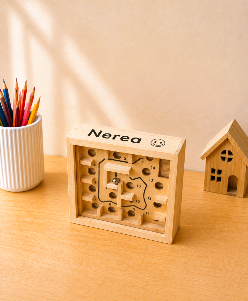 laberinto de madera personalizado con fondo neutro