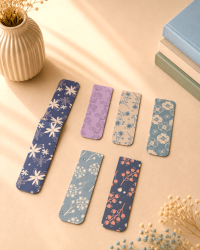 pequeños marcapaginas de iman con motivos florales con fondo neutro