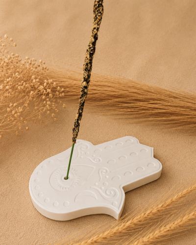 Portaincienso en forma de mano de fatima elaborado con resina ecologica con fond neutro