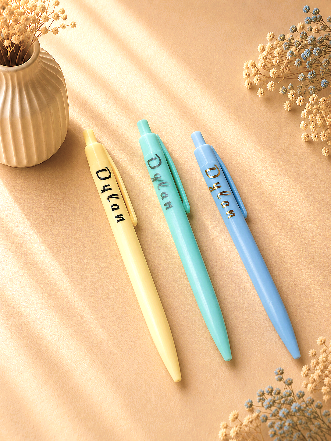 Boligrafos de colores personalizados con fondo neutro