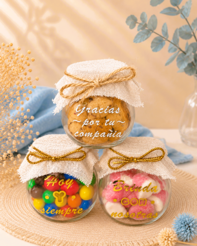 Frasco de cristal con dulces personalizado con fondo celeste y beige