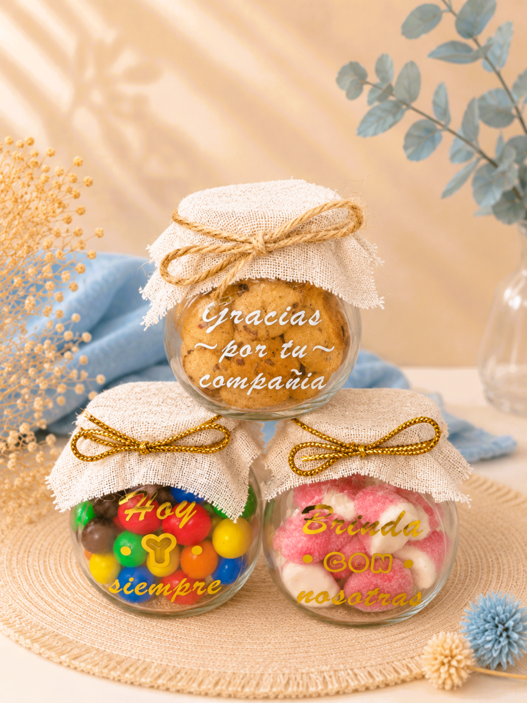 Frasco de cristal con dulces personalizado con fondo celeste y beige