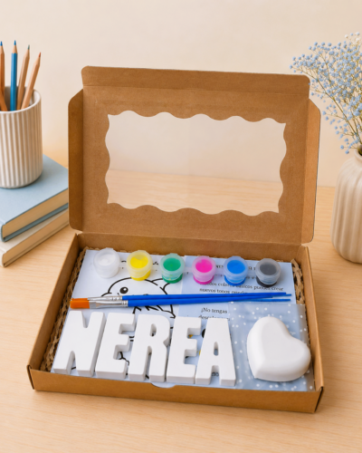 Piezas de resina ecológica con nombres y corazon para pintar con pintura acrílica con fondo neutro
