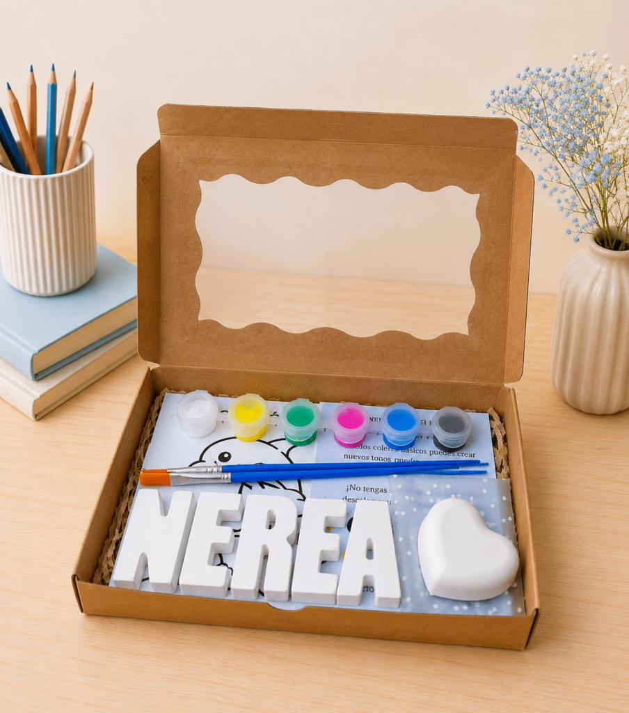 Piezas de resina ecológica con nombres y corazon para pintar con pintura acrílica con fondo neutro